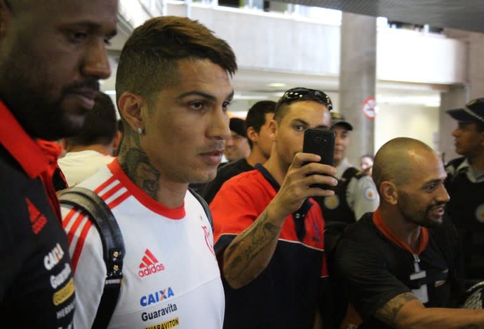 Desembarque do Flamengo em Brasília conta com poucos torcedores