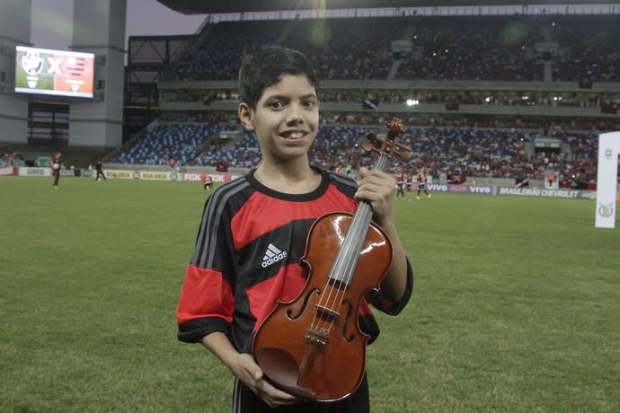 #carlinhoseterno: com violino, Flamengo homenageia seu ídolo