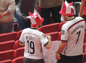 Colorados mostram cartaz com 7 a 1 para ironizar Felipão no Gre-Nal; fotos