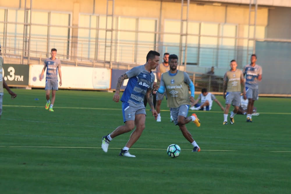 Barrios e Léo Moura voltam aos treinos em retorno do Grêmio a Porto Alegre