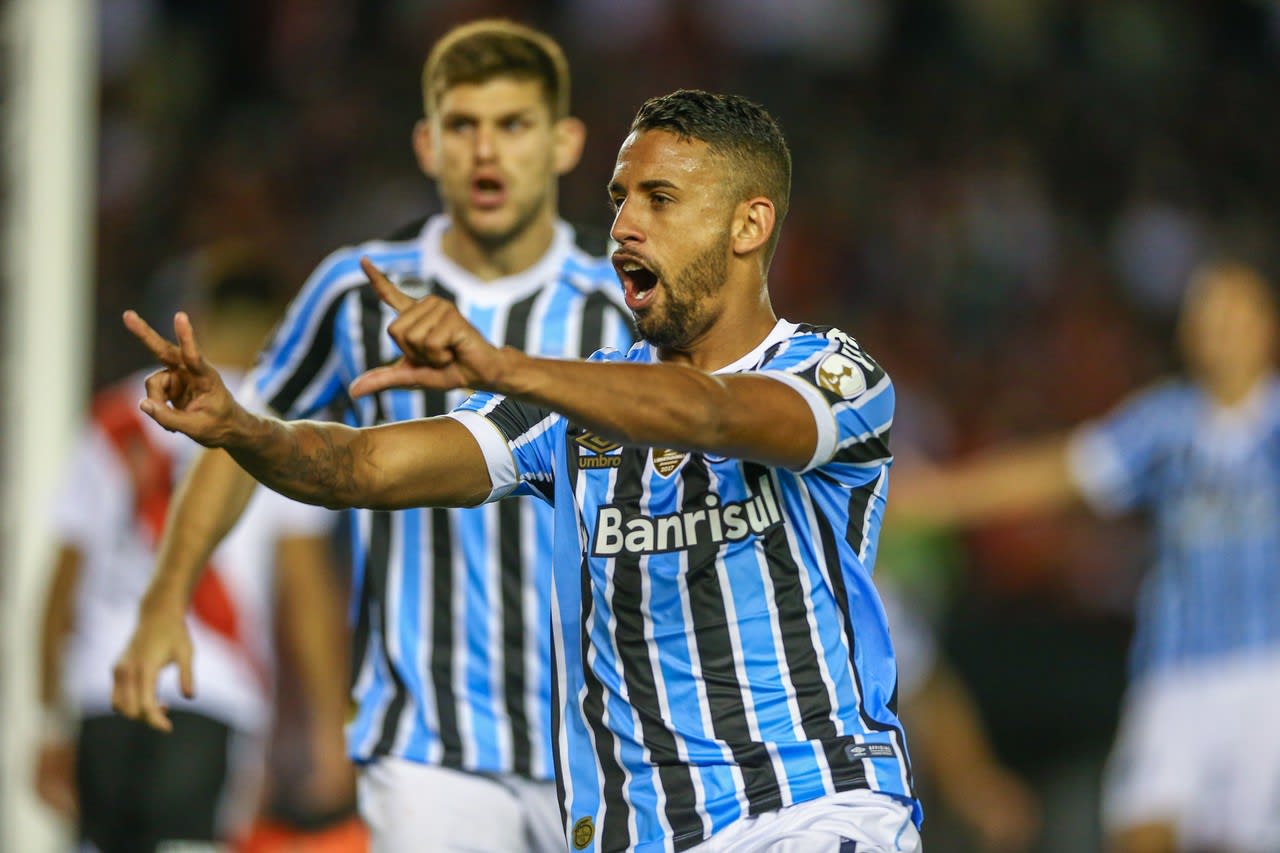 Michel supera drama em fase perdida da Libertadores com gol mais importante da carreira