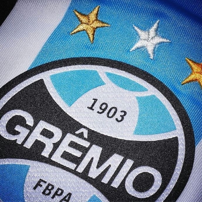 Grêmio mostra escudo da camiseta e mantém mistério para apresentação