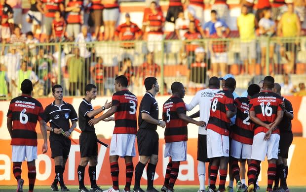 Flamengo dispara contra papel de assistente adicional em gol anulado