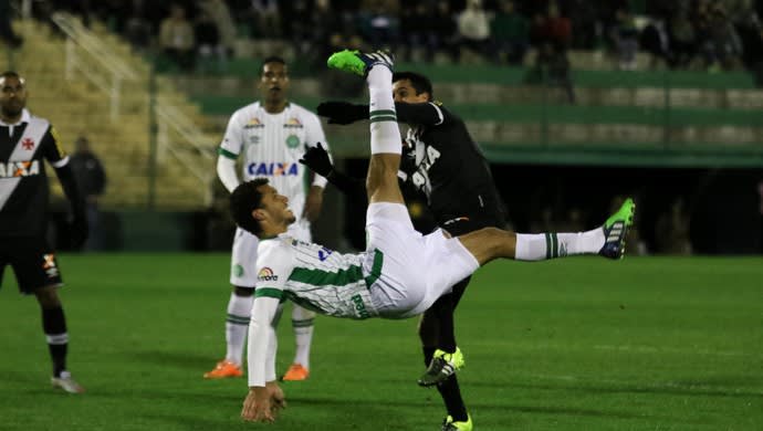 Chapecoense reforça segurança e vê gremistas encerrarem cota