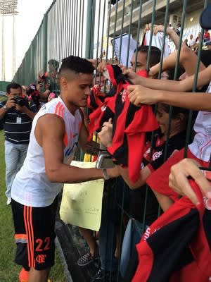 Crianças lotam treino do Flamengo em Natal: Parecem mágicos