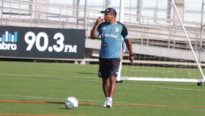 Sem Luan, Roger comanda treino técnico e mantém dúvida no meio