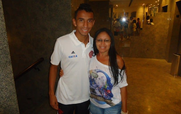 Curtinha: antes do jogo, Rafinha mata saudade da mãe em hotel em Brasília