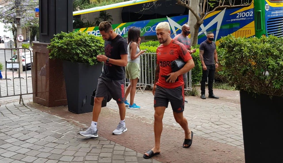 Titulares do Flamengo treinam pela manhã em Porto Alegre