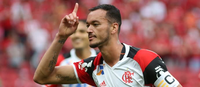 Réver e Pará, do Flamengo, levam lance mais bizarro da 33ª rodada