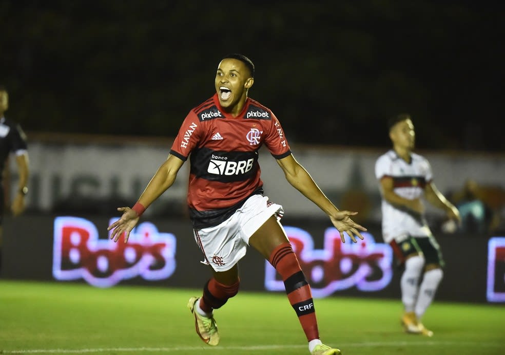 Paulo Sousa rasga elogios a Lázaro, joia do Flamengo: Está super focado