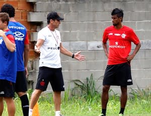 Com carências na equipe, Jorginho vai garimpar na base do Flamengo