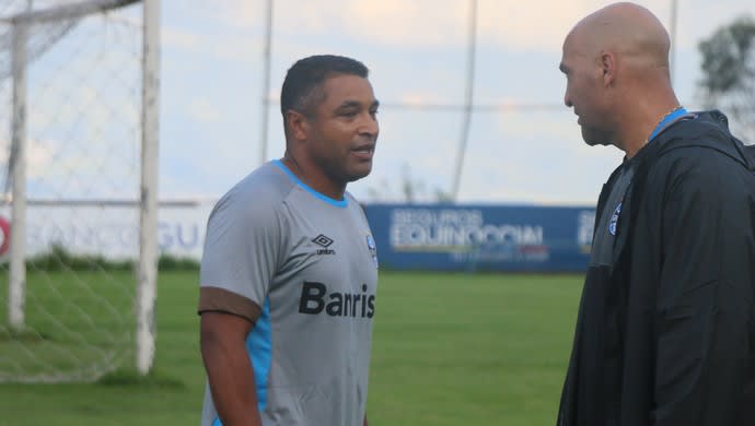 Após comandar treino, Roger sua a camisa e faz trabalho físico