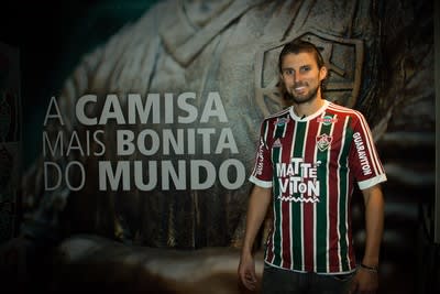 Flu vence disputa com Fla e Grêmio e anuncia a contratação de Henrique