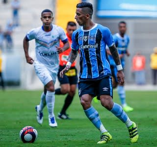 Grêmio peca no meio, não articula e Barrios não chuta a gol em 1º teste