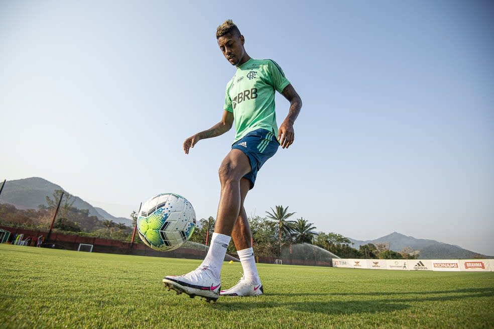 Bruno Henrique faz atividade com bola, mas seu retorno ainda é dúvida no Flamengo