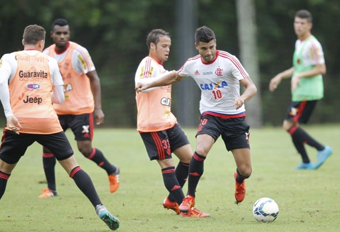 Ederson volta a treinar com o grupo no Ninho; na Gávea, torcida protesta