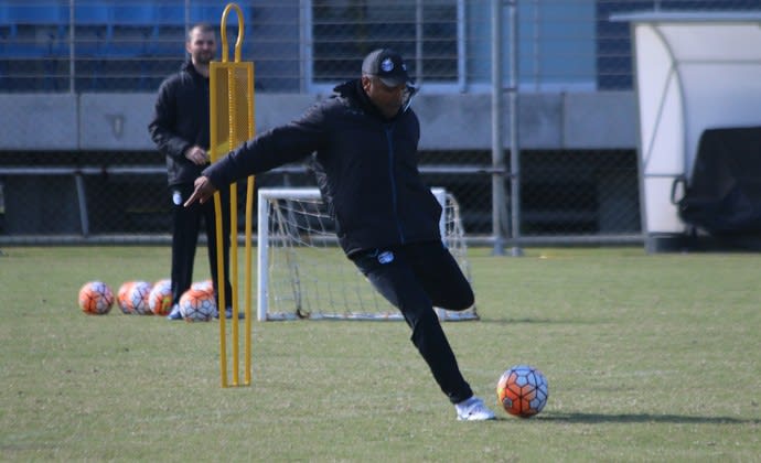 Roger põe a mão na massa e ensaia treino físico do Grêmio no CT