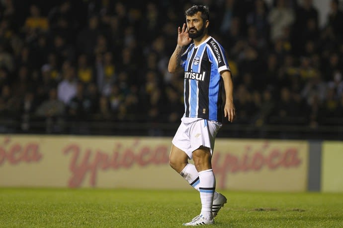 Mais velho, Douglas desafia lógica e é líder em número de jogos no Grêmio