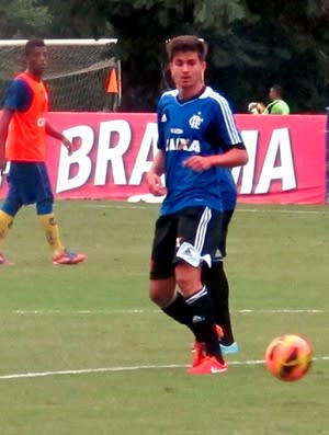 Mattheus faz seu primeiro jogo-treino após renovar contrato com Flamengo