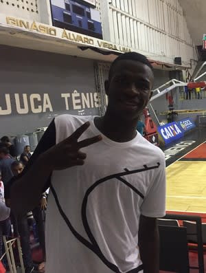 Fã de Marcelinho e LeBron, Vinicius Jr. vê Fla no NBB e ganha carinho dos fãs