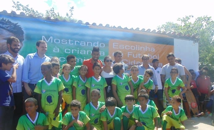 Léo Moura inaugura escolinha de futebol em Saquarema, no Rio