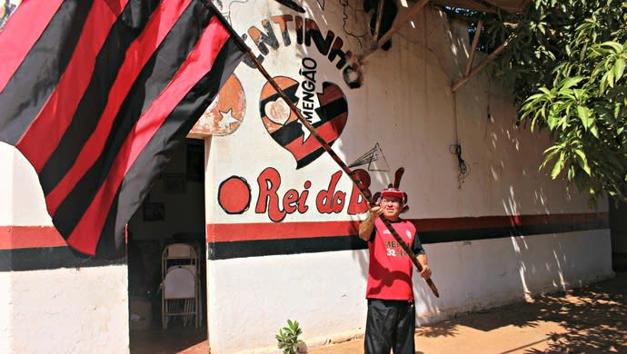 Em Rondônia, torcedor louco pelo Flamengo usa uniforme até na igreja