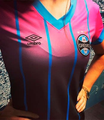 Grêmio adere ao Outubro Rosa e lança camisa para torcida feminina