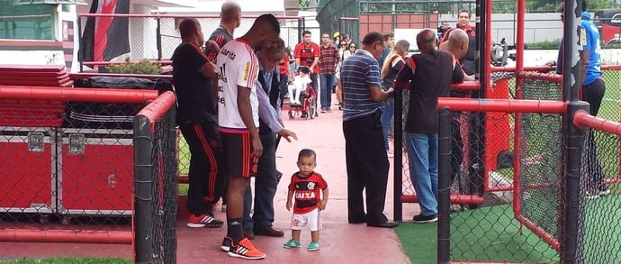 Com muitos torcedores e crianças, Flamengo faz treino leve na Gávea