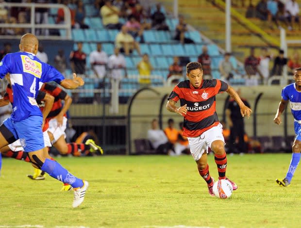 Carlos Eduardo admite que precisa melhorar partes física e técnica