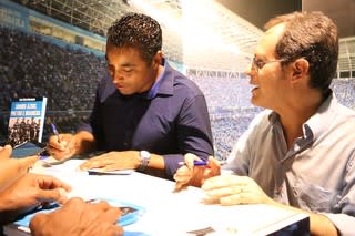 Roger marca presença em lançamento de livro sobre negros no Grêmio