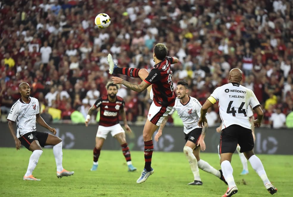 Pedro lamenta chances desperdiçadas contra o Athletico-PR: Faltou ser eficaz