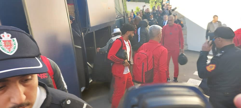 TODOS JUNTOS! Flamengo chega ao hotel em Tânger com festa de torcedores