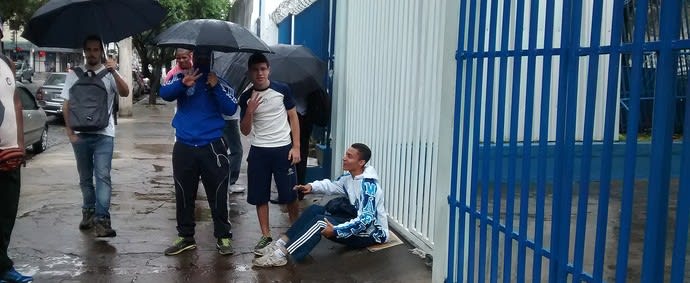 Chuva e preço alto espantam torcida no 1º dia de venda física para a final