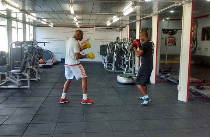 Com a camisa do Flamengo, Anderson Silva faz treino na Gávea