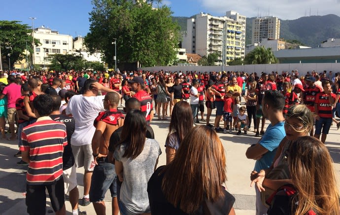 Torcedores voltam a enfrentar longas filas e caos na entrada do Maracanã