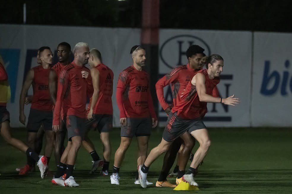 Diego Alves segue fora, e Arão e Filipe Luís são dúvidas para pegar o Corinthians