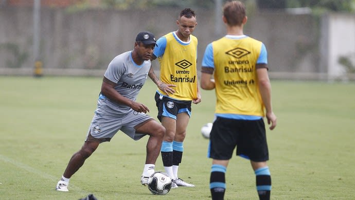 Roger comanda treino sob chuva e encaminha time misto contra Ypiranga