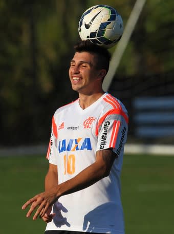 Fla recebe propostas de Atlético-PR e Newells por Mugni; jogador decidirá