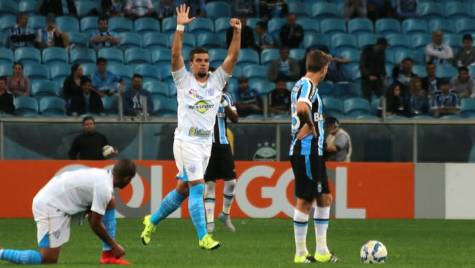 André Lima provoca Inter e lembra 5 a 0 na comemoração de gol pelo Avaí