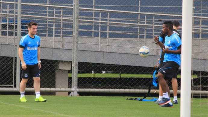 Em recuperação, Ramiro e Mamute trocam passes em 1º contato com bola