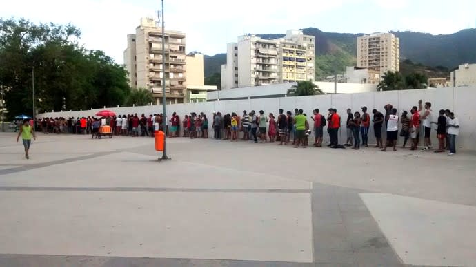 Torcida do Fla forma longa fila no Maracanã para adeus de Léo Moura