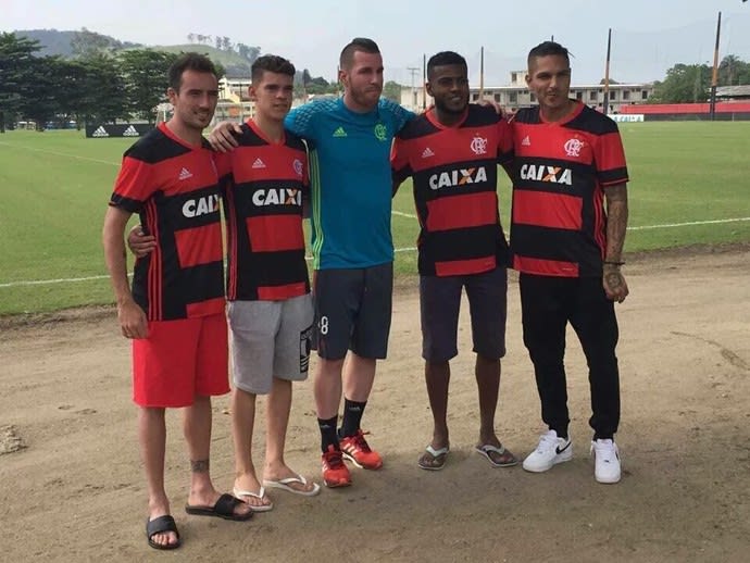 Jogadores posam com nova camisa do Fla, que estreia no 1° jogo do Brasileiro