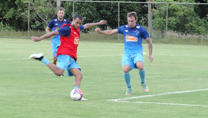 Com candidatos a titular em campo, Marcelo comanda treino técnico