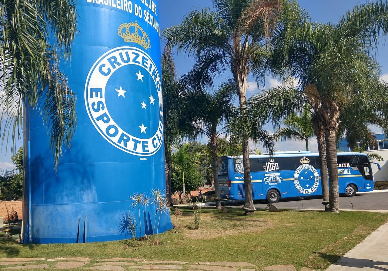 Mano fecha treino do Cruzeiro e mantém mistério sobre volta de meias em decisão