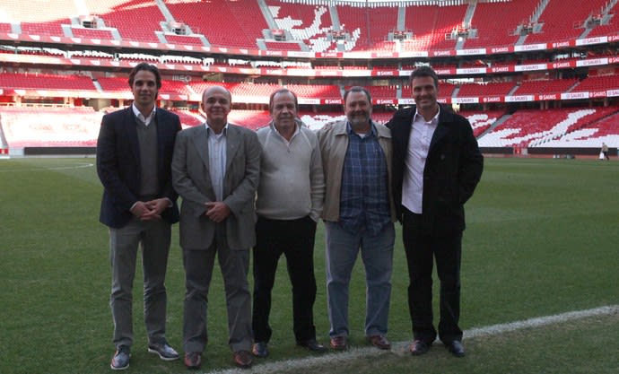 Comitiva do Fla visita o Benfica para conhecer seu programa de sócios