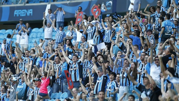 Torcida do Grêmio esquece derrota e comemora queda do Inter