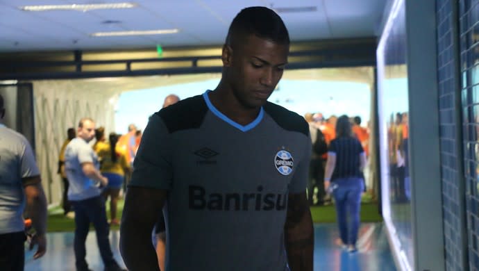 Torção no tornozelo de Walace causa preocupação no Grêmio para viagem