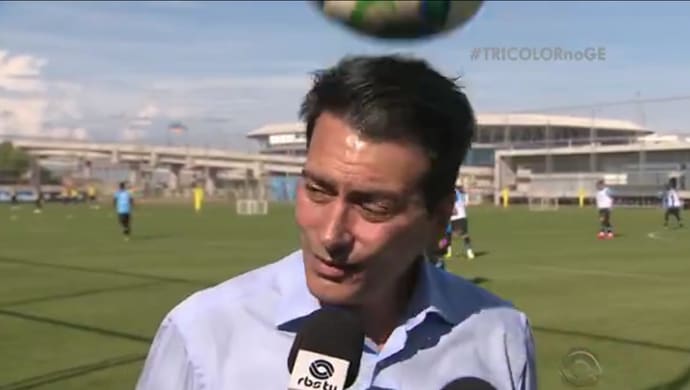 Dirigente do Grêmio leva bolada em treino: Estou bom de cabeça