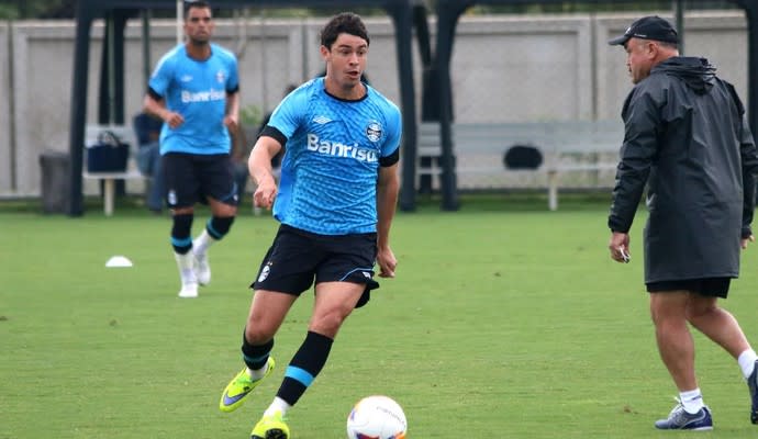 Grêmio treina com Maicon, Giuliano e Galhardo no time