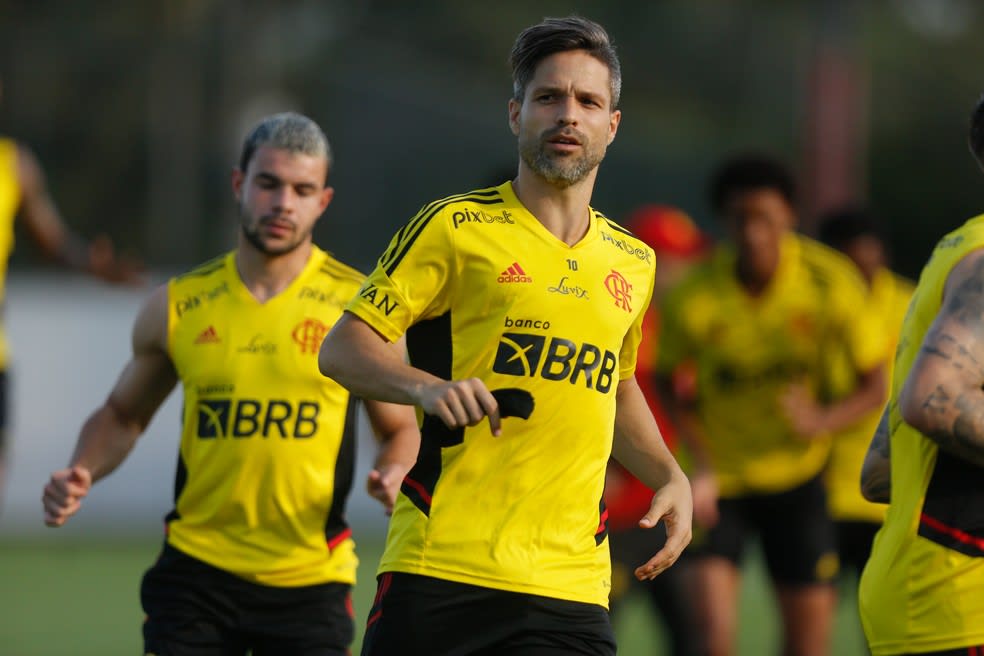 Escalação do Flamengo: Diego volta a ser titular após um mês e pega o Cuiabá; Varela também inicia